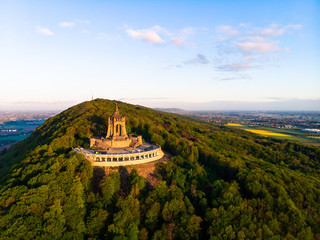 Kaiser Wilhelm Denkmal in Porta Westfalica, Luftaufnahme im Sommer, Deutschland