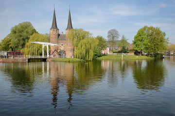 Obraz premium The Eastern Gate (Oostpoort), reflected on Schiekanaal in Delft, Netherlands