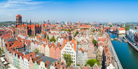 Krajobraz Gdańska z lotu ptaka. Bazylika Mariacka w Gdańsku, stare miasto i rzeka Motława.  © art08