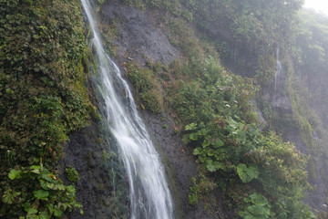 Fototapeta na wymiar 岩肌を流れる滝　フンベの滝