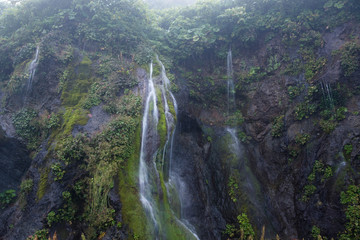 岩肌を流れる滝　フンベの滝