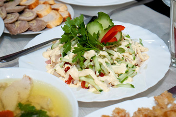 Salad of green vegetables, peppers and tomatoes with sauce, mayonnaise or sour cream.