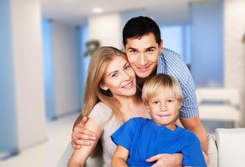 Obraz premium Beautiful smiling family in room on couch