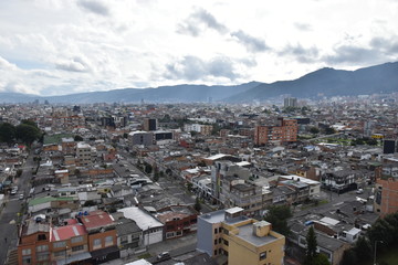 ciudad bogota norte panorama panoramica paisaje calles casas edificios montaña cielo nubes parque arquitectura 