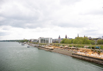 gebäude am rhein in mainz deutschland fotografiert während einer besichtigungstour an einem bewölkten sonnigen tag