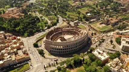 Selbstklebende Fototapete Kolosseum Luftbild auf dem Kolosseum, Rom, Italien. Frühling Sommer. Architektur des antiken Roms von der Drohne.