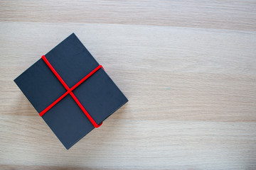 Obraz premium Gray gift box on wooden background