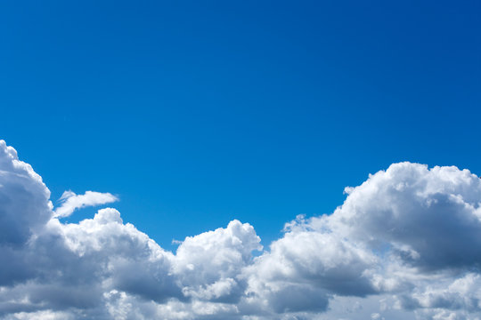 Schöner Wolkenhimmel mit Textfreiraum. Standort: Deutschland, Nordrhein-Westfalen, Heiden