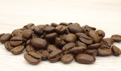 Geröstete Kaffee Bohnen  aus der Nähe aufgenommen und schwachen Hintergrund.