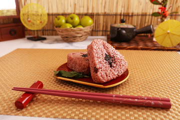 美味しそうな赤飯のおにぎり