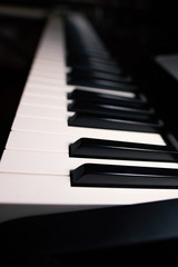 Naklejka premium piano keyboard closeup instrument music musician white black key keyboard synthesizer closeup grand concert show live course lessson class teach learn info art object eletrcic 
