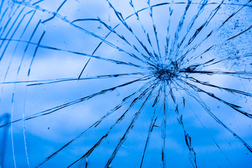 Glasscheibe mit Rissen, Vandalismus