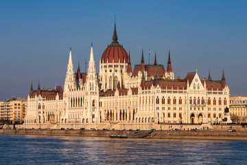 Obraz premium Hungary, Budapest: Famous Hungarian Parliament Building at sunny afternoon in the city center of the Hungarian capital with Donau Danube water, blue sky in background - travel architecture politics