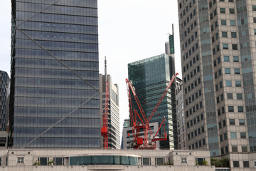Obraz premium A small corner in a large building with red crane under construction
