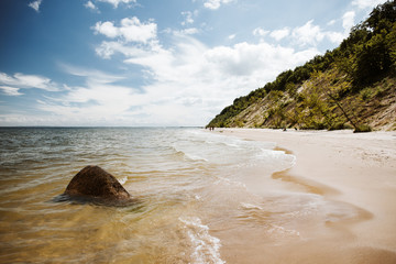 Fototapeta premium Strand mit Steilküste im Sommer bei Sonnenschein