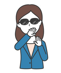 サングラスをかけて人目を避ける女性