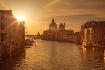 Obraz na płótnie Canvas Beautiful sunrise over the canale grande in Venice, italy with the Santa Maria in the background