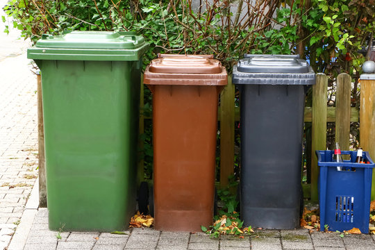 Gr&uuml;ne, braune und schwarze M&uuml;lltonne