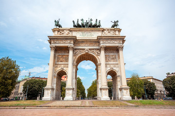 Arch of Peace, or Arco della Pace, city gate in the centre of the Old Town of Milan - obrazy, fototapety, plakaty