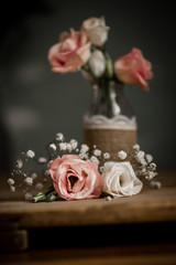 Fototapeta premium Weiße und rosa Rosen auf Holz 