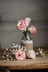 Weiße und rosa Rosen auf Holz 