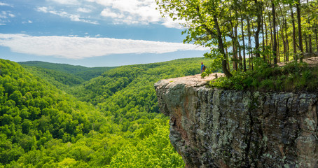 Tourist visitors couple taking pictures at Whitaker Point rock cliff hiking trail, landscape view, Ozark mountains, nwa northwest arkansas - obrazy, fototapety, plakaty