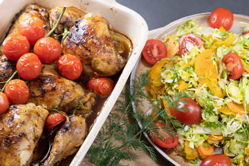 Hühnerfilet mit bunten Salaten