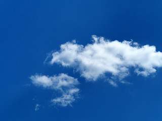 Wolken am blauen Himmel in den Alpen