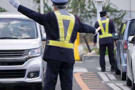 駐車場の警備員 
