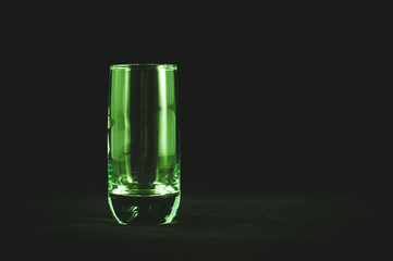 Glass container for alcoholic beverages and the deterioration of the quality of their lives