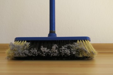 Besen mit Staub nach dem Fegen