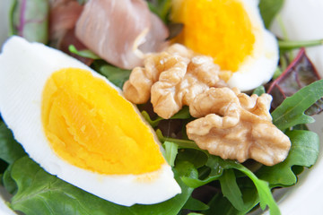 Sałatka z jajkiem, orzechami włoskimi, rukolą, sałatą i szynką parmeńska © Monika