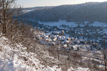 Blick auf ein verschneites Dorf in Thüringen
