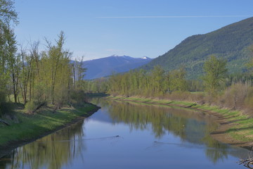 Fototapeta na wymiar picturesque landscapes along the Kootenay river valley of British Columbia