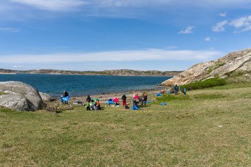 Group ov volunteers cleaning the beach