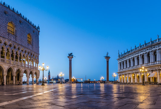 Venedig Markusplatz Blaue Stunde am Morgen