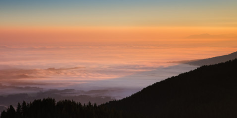 Blick vom Berg auf Nebelmeer und Landschaft
