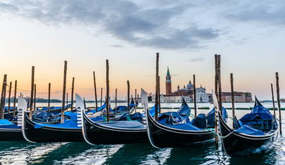 Venedig San Giorgio Maggiore mit Gondeln am Morgen