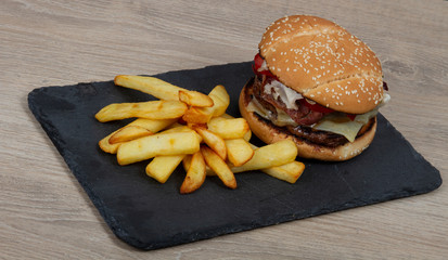 Burger maison et frites 