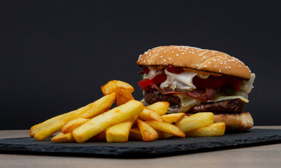 Burger maison et frites 