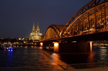 Fototapeta na wymiar Kölner Dom bei Nacht
