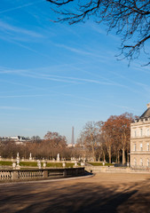 Naklejka premium Jardines de Luxemburgo, con torre Eiffel en el fondo