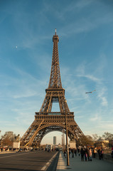 Fototapeta na wymiar Torre Eiffel día despejado en París