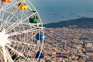 Noria de Barcelona. Rueda de la Fortuna en Tibidabo. Vuelta al mundo del monte Tibidabo. Postal de Barcelona. Cataluña. Visión aérea de la ciudad. 