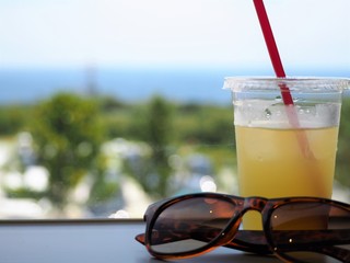 冷たいジュースとサングラス、夏のイメージ
