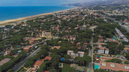 Fototapeta premium Widok z lotu ptaka w dzielnicy mieszkalnej Barcelony. Castelldefels. Hiszpania.