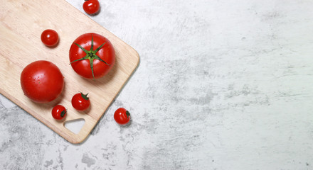 Naklejka na ściany i meble fresh tomatoes on a wooden board