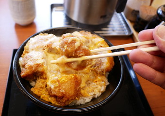 とろ～りチーズの唐揚げ丼
