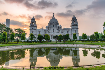 Obraz premium Beautiful Victoria Memorial with water reflection at Kolkata , West Bengal, India,