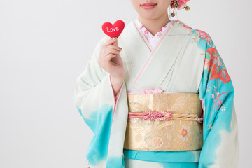 ハートを持つ振袖の女性